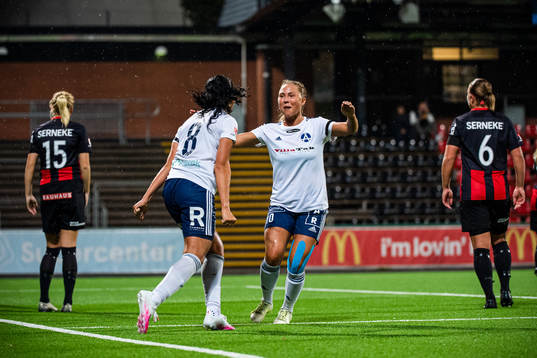 Älvsjös Marie Segerholm jublar efter 0-1