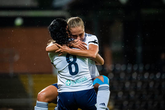 Älvsjös Marie Segerholm jublar efter 0-1