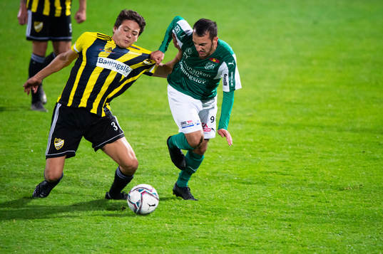 IFK Hässleholms Isak Orajärvi blir dragen i tröjan i