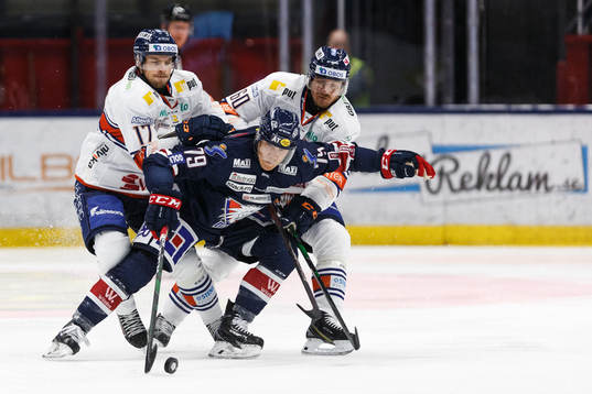 Växjös Emil Forslund och Erik Josefsson i en kamp mot