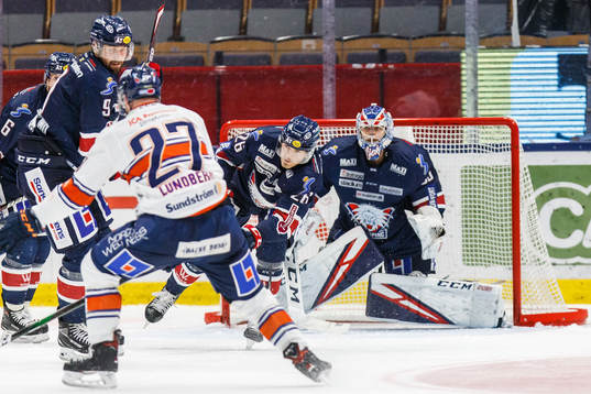 Växjös Martin Lundberg oroar framför Linköpings Hampus