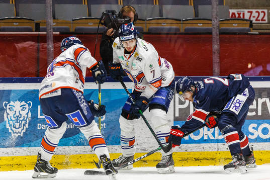 Växjös Tim Erixon och Hardy Häman Aktell i en kamp mot
