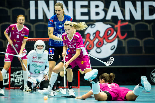 s Maja Ekström, Ellen Rasmussen och Andrea Gämperli mot Karlstads Linnea Juhlin och målvakt Jessica Rolf under innebandymatchen i damernas SSL mellan Malmö och Karlstad den 26 september 2020 i Malmö.