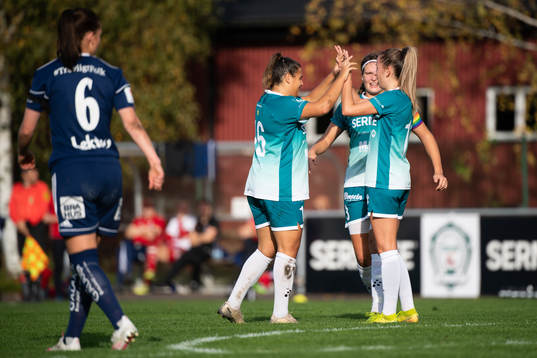 Jubel hos Alingsås efter att Lisa Johansson gjort 1-0