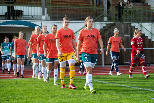 Alingsås spelare med målvakten Tea Olin och Tove Lorén