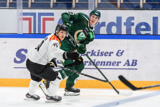 Brynäs Daniel Mannberg och Färjestads Oskar Bäck