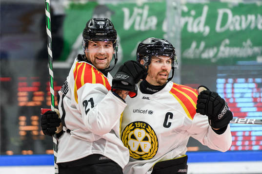 Brynäs Patrik Berglund och Anton Rödin jublar