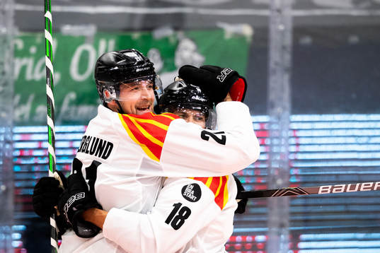 Brynäs Patrik Berglund och Anton Rödin jublar