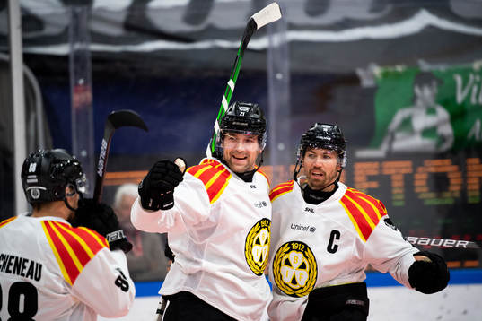 Brynäs Patrik Berglund och Anton Rödin jublar