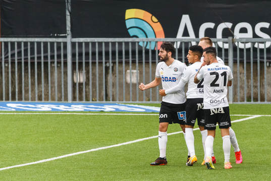 Örebros Nahir Besara jublar med lagkamrater efter 2-0