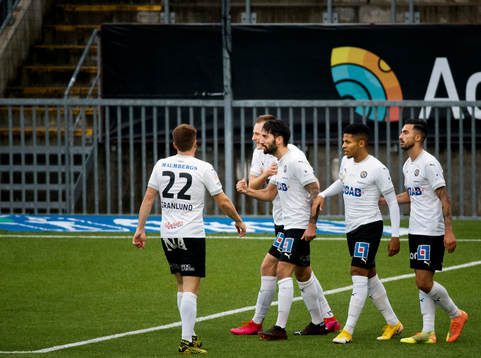 Örebros Nahir Besara gör 2-1 och jublar med Albin Granlund, Rasmus Karjalainen, Romain Gall och Simon Amin