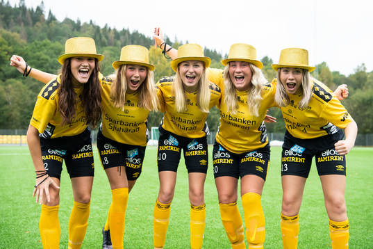 Elfsborgs Wilda Johansson, Linn Sångberg, Matilda Ståhlbom Karlsson, Ebba Johansson och Evelina Brink firar seriesegern i division 4