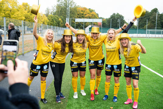 Elfsborgs Cornelia Andersson, Johanna Kalinski Köhlqust, Cornelia Lind Kékesy, Ellen Larsson, Linda Westberg Carlsson och Sara Jardving  firar seriesegern i division 4