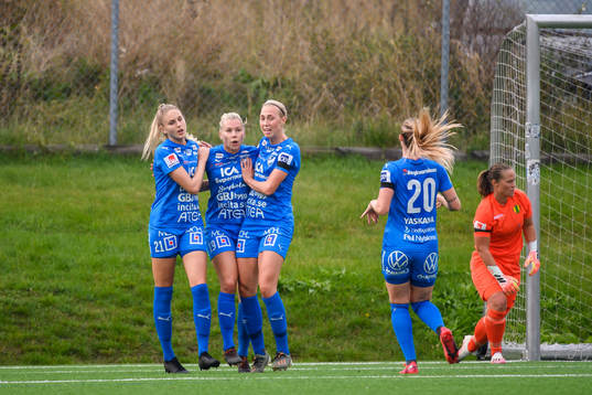 Kalmars Mimmi Asperot jublar med lagkamrater efter 1-1