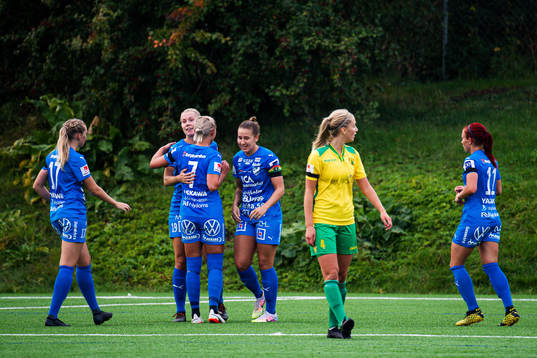 Kalmars Mimmi Asperot jublar med lagkamrater efter 1-2