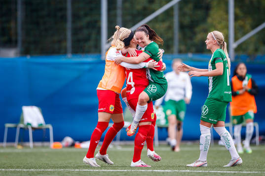 Hammarbys spelare jublar