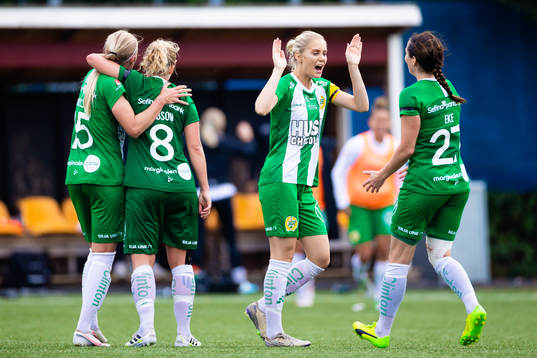 Hammarbys Alice Karlsson  jublar med Elsa Karlsson, Ellen