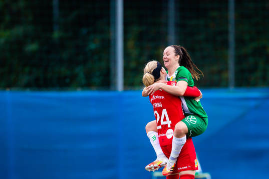 Hammarbys Britta Gynning och June Pedersen jublar