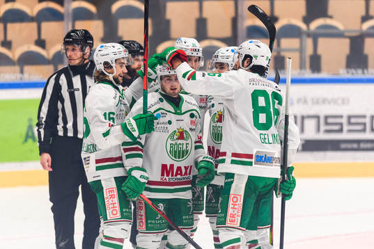 Rögles Adam Tambellini gör 0-1 och jublar med Nils