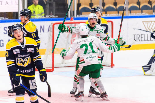 Rögles Nils Höglander jublar med Simon Ryfors