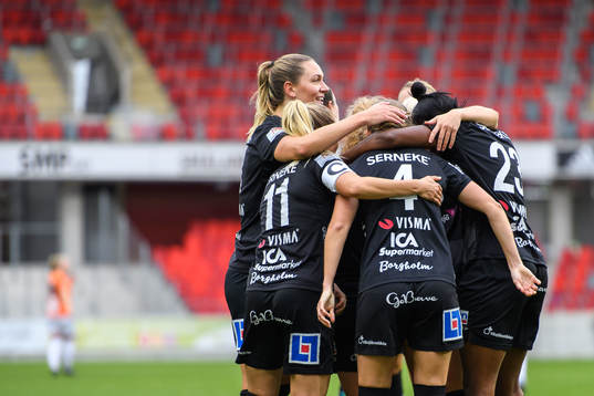 Växjös Ria Öling jublar med lagkamrater