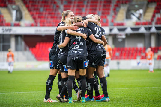 Växjös Ria Öling jublar med lagkamraterna