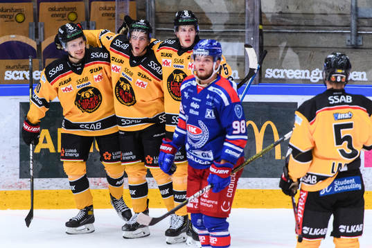 Luleås Einar Emanuelsson jublar med Isac Brännström och