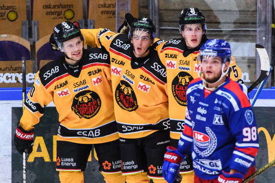 Luleås Einar Emanuelsson jublar med Isac Brännström och