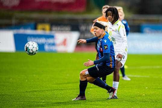 Ingrid Katrine Buer Søndenå of Stabæk and Joshualyn Favour Reeves of Øvrevoll Hosle