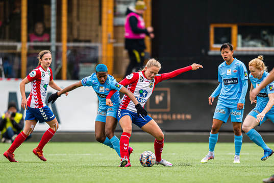 Rasheedat Busayo Ajibade of Avaldsnes and Camilla Linberg of Lyn
