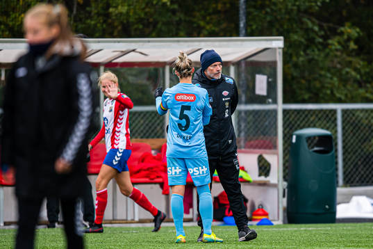 Thomas Dahle, head coach of Avaldsnes, looks dejected