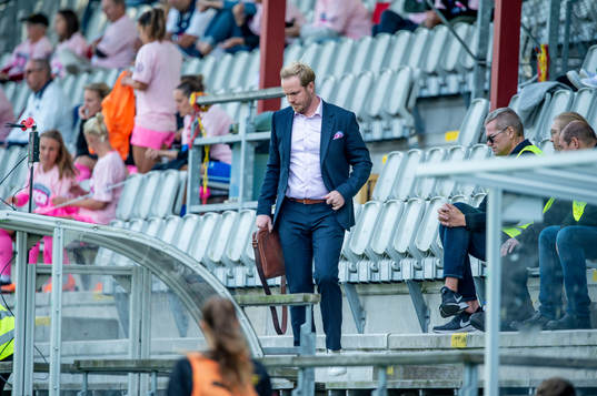 Rosengårds tränare Jonas Eidevall på läktaren i början