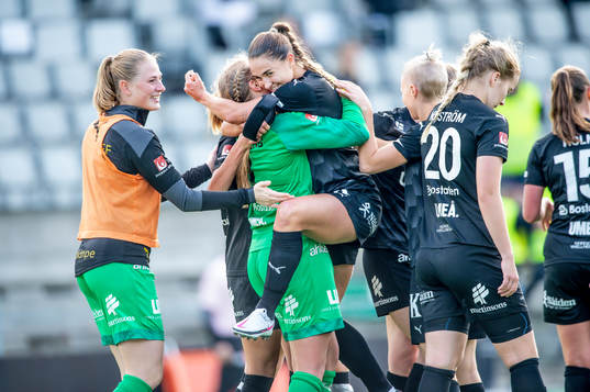 Umeås målvakt Agnes Granberg kramas om