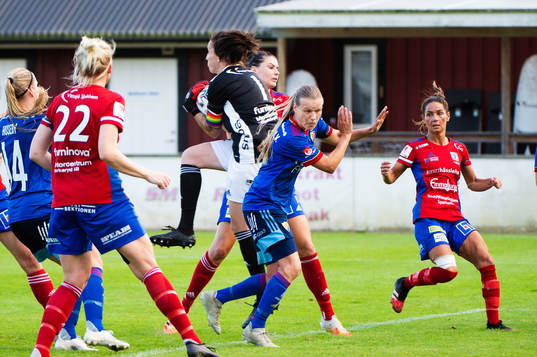 Vittsjös målvakt Shannon Lynn och Djurgårdens Sheila van