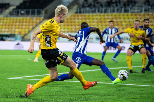 Elfsborgs Johan Larsson skjuter inlägg