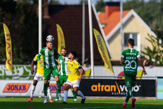 Hammarbys David Fällman och Malmö FFs Rasmus Bengtsson