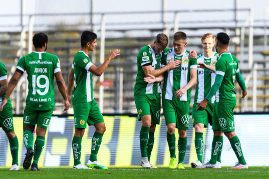 Hammarbys Aron Johansson jublar med lagkamrater