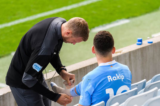 Malmö FFs Erdal Rakip får sin fot lindad
