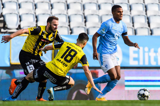 Malmö FFs Amin Sarr mot Häckens Oskar Sverrisson och Kevin Yakob