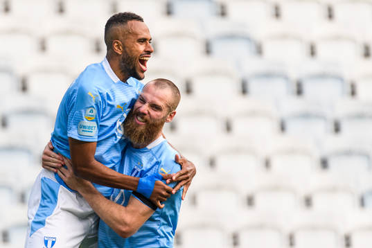 Malmö FFs Isaac Kiese Thelin jublar med Jo Inge Berget efter han gjort 2-0