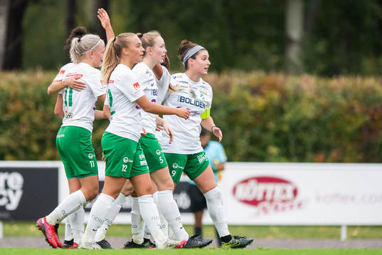 Moröns Tuva Skoog jublar med lagkamrater efter att hon gjort 0-2
