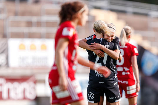 Göteborgs Rebecka Blomqvist och Emma Koivisto jublar
