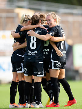 Göteborgs Rebecka Blomqvist jublar med lagkamrater