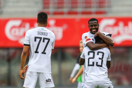 Östersunds Isak Ssewankambo och Sam Mensiro jublar