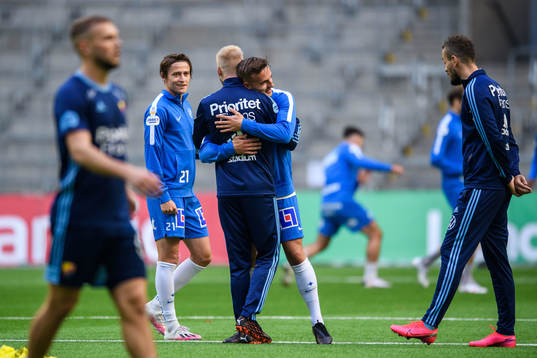 IFK Norrköpings Simon Thern och Henrik Castegren hälsar