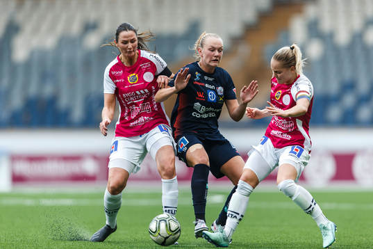 Uppsalas Nicole Odelberg Modin och Agnes Nyberg i en kamp mot Linköpings Frida Leonhardsen Maanum