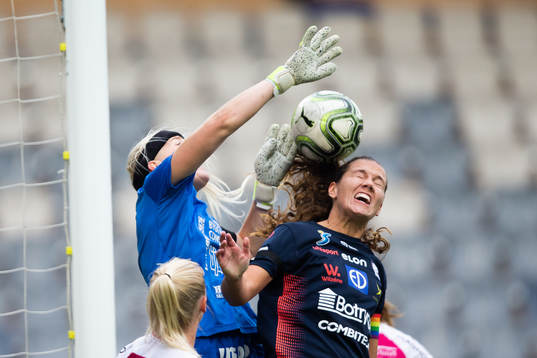 Uppsalas målvakt Emma Holmgren och Linköpings Emma