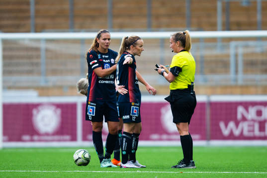 Domare Sandra Almkvist och Linköpings Petra Johansson