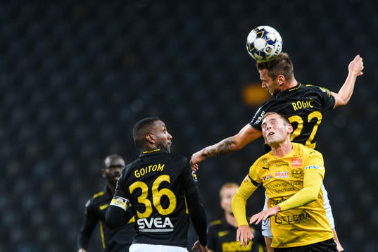 s Henok Goitom och Filip Rogic i en kamp mot Mjällbys Adam