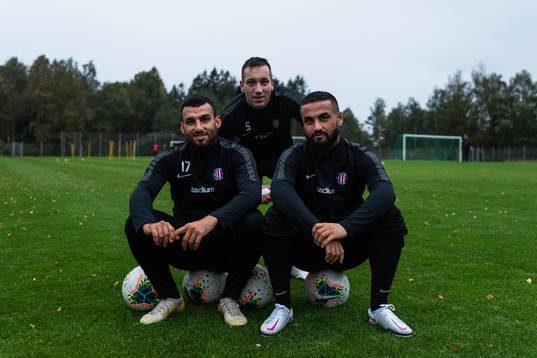 Mohanad Al Jarah, Adnan Hadzialic och Galvan Ayoub poserar för ett porträtt